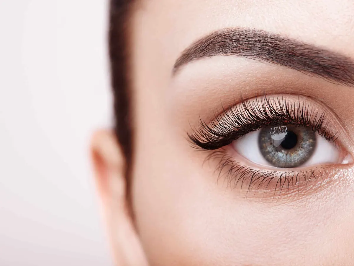 Primer plano del ojo de una mujer con hermosas pestañas largas.
